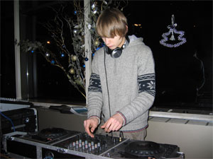 DJ играет свой сет.